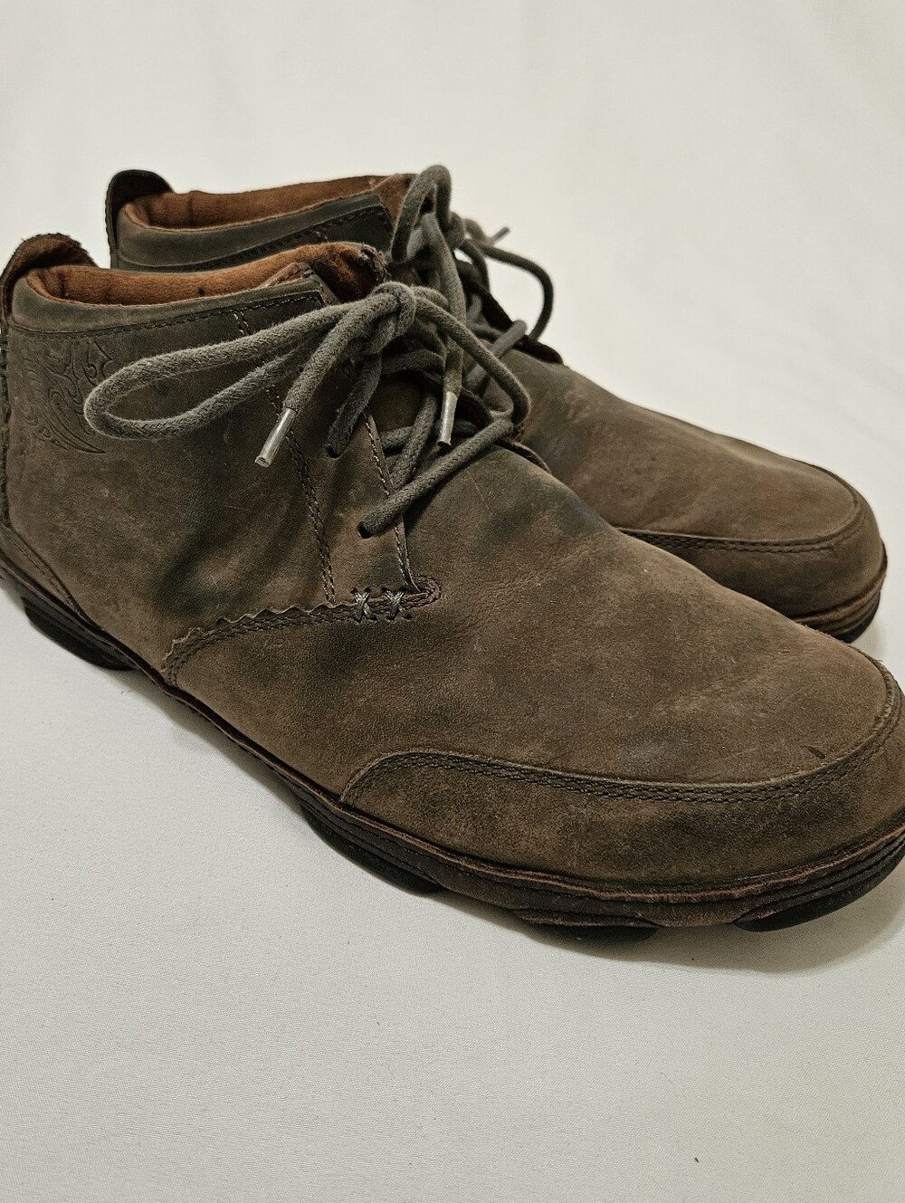 OluKai Men's Size 11 Brown Kamuela Leather Embossed Ankle Chukka Boots